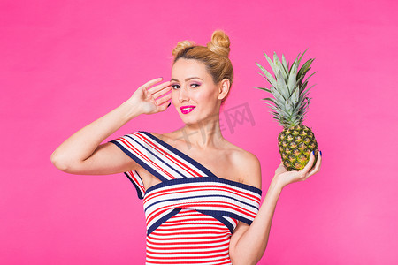 粉色菠萝摄影照片_粉红色背景下菠萝的时尚肖像女人