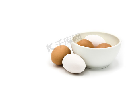 碗中的棕色和白色鸡蛋