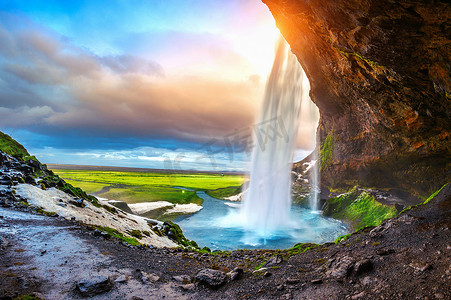 尔雅泡芙字体摄影照片_日落期间的塞里雅兰瀑布瀑布，美丽的瀑布在冰岛。