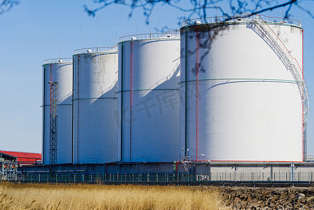 石油banner摄影照片_石油码头的燃料和液化天然气储罐。