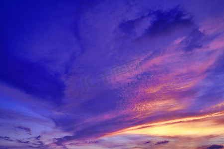 天空有云彩和太阳光芒黄色和蓝色背景。