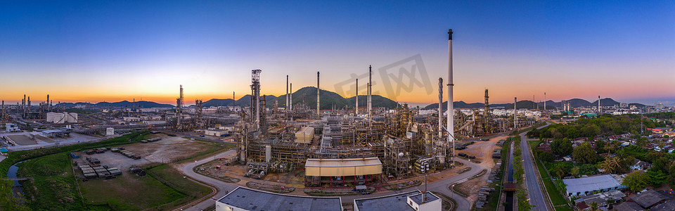 石油泄露摄影照片_炼油厂鸟瞰图，石油工业全景。