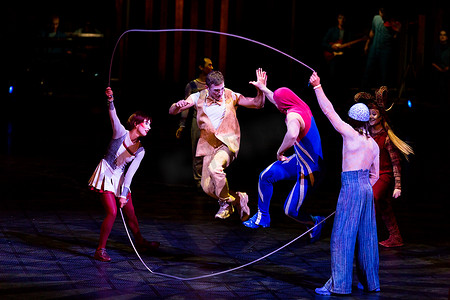 太阳马戏团的表演“Quidam”中的表演者跳绳