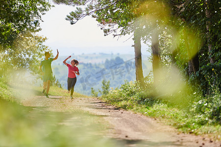 夫妇在乡间小路上慢跑时享受健康的生活方式