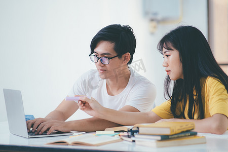 年轻的学生校园帮助朋友赶上和学习。