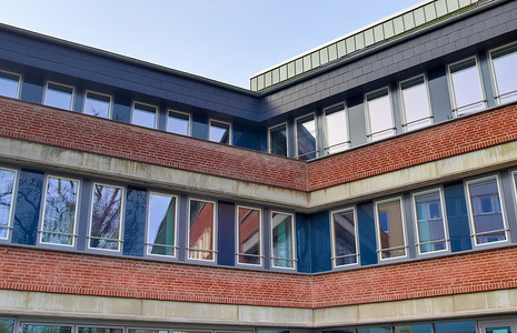 现代办公楼外墙采用玻璃和反射阳光