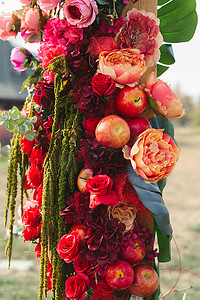 玫瑰、苹果、葡萄和石榴的秋季婚礼拱门装饰。