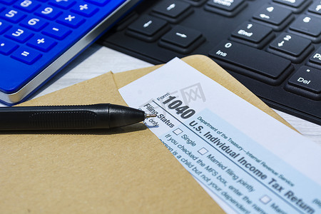 税表 1040。桌上棕色信封中的美国个人所得税申报表。