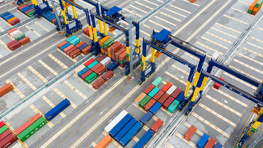 工业集装箱堆场，用于商业物流进出口，起重机在国际码头堆场集装箱堆场海港货运中装载货物集装箱到集装箱船。