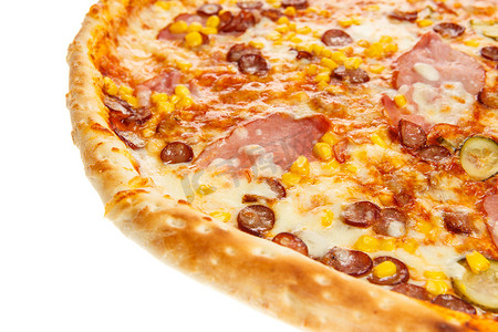 美味经典意大利比萨的碎片，包括火腿、香肠、玉米、黄瓜和奶酪