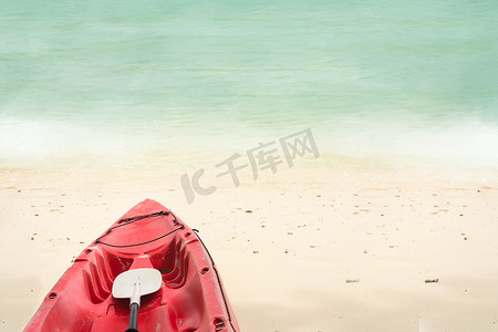 红船在沙滩上与海