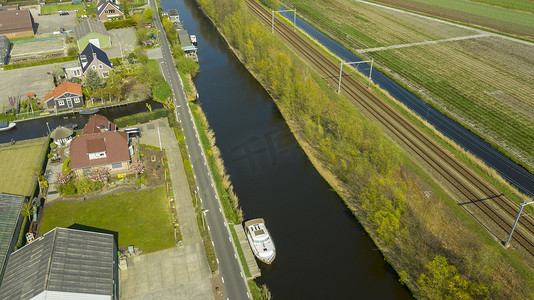 荷兰村庄、运河、铁路路和郁金香球茎领域鸟瞰图