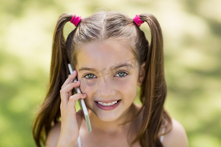 手机夏季夏季摄影照片_年轻女孩用手机说话