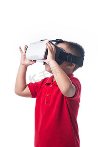 惊讶的亚洲小男孩看着 VR 护目镜，用孤立在白色背景上的手做手势