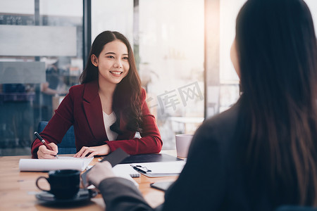 职业女人摄影照片_在工作面试中，穿着西装的女人自我介绍。