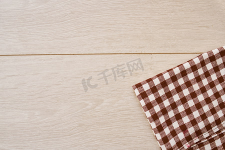 桌布格子摄影照片_木质纹理格子桌布厨房纺织品设计