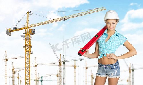 戴安全帽的女人，肩膀上有大建筑工人