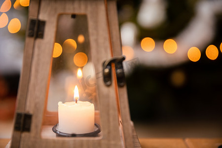 节日的氛围摄影照片_圣诞节那天，蜡烛在装饰灯笼内燃烧。