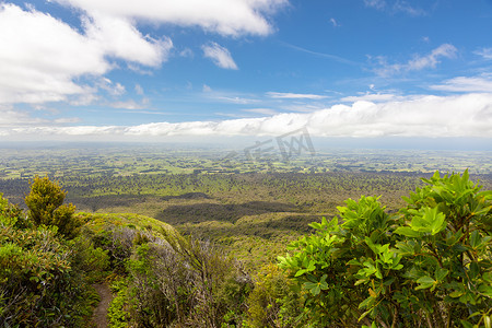 塔拉纳基山摄影照片_从新西兰塔拉纳基山眺望的景色