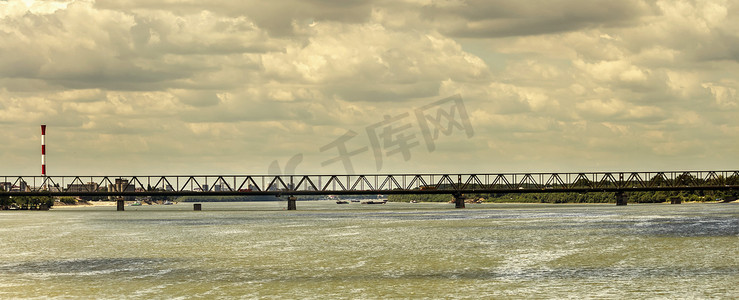 多瑙河上的桥梁，天空看起来很奇怪