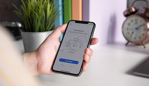 zoom摄影照片_泰国清迈 2020 年 7 月 3 日：ZOOM 在 applie iphone 智能手机上的应用，用于远程工作者或在线教育的互联网会议
