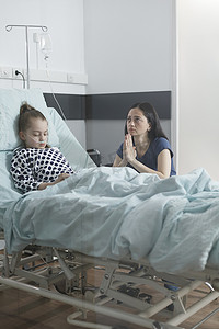 母亲担心摄影照片_担心不安悲伤的父母在儿科诊所病房里为生病住院祈祷。