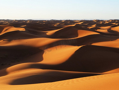 撒哈拉沙漠摄影照片_摩洛哥撒哈拉沙漠沙丘风景秀丽的山脊