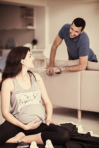 怀孕夫妇正在检查未出生婴儿的物品清单