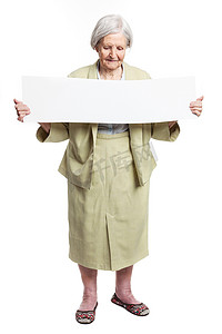 女八十年代摄影照片_快乐的老太太手里拿着空白纸