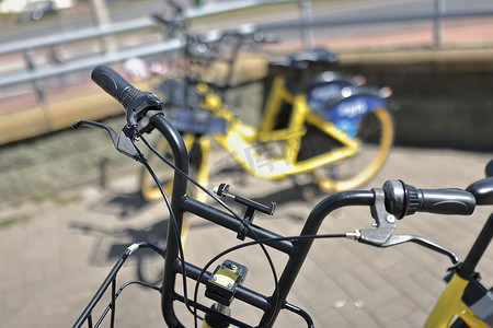 使用代码租用自行车，城市车站有车辆，街道骑行
