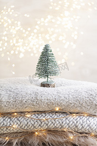 金色灯光背景摄影照片_圣诞小树和金色的灯光散景。