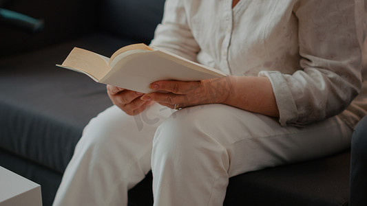 奶奶在客厅看小说故事书