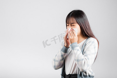 不开心的女人心情不好，她哭着用纸巾擦粘液