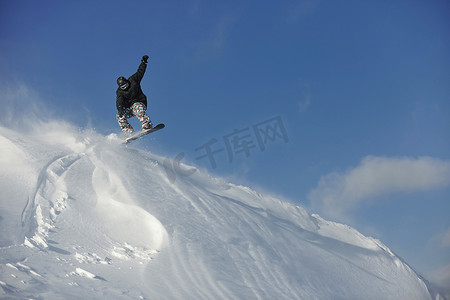 滑雪板摄影照片_自由式滑雪板跳跃和骑行