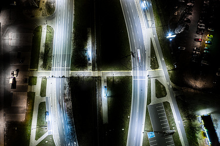 环形环形摄影照片_现代交通的 Arial 顶视图，包括高速公路、公路和环形交通枢纽、道路交通、多层交叉路口高速公路 — 亚洲的顶视图。