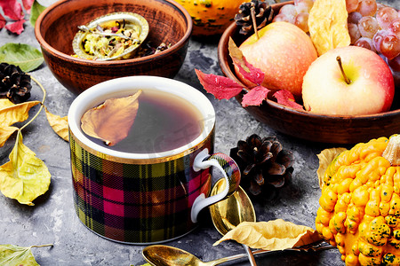 一杯茶与秋天的落叶