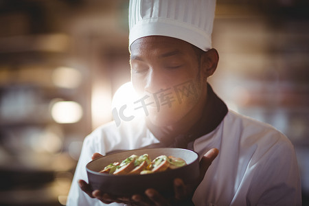 厨师闭着眼睛闻食物的特写镜头