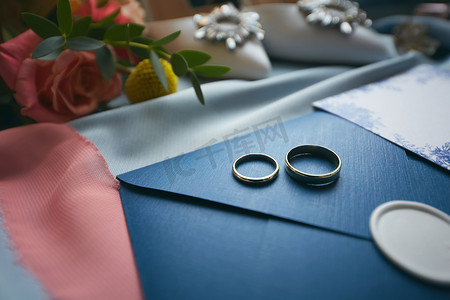 结婚请柬摄影照片_结婚戒指和结婚请柬。