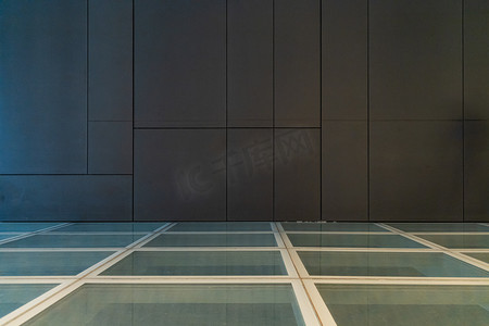 玻璃地板，墙上贴着大灰色瓷砖