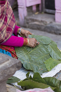 尼泊尔妇女在加德满都市场卖水果和蔬菜，