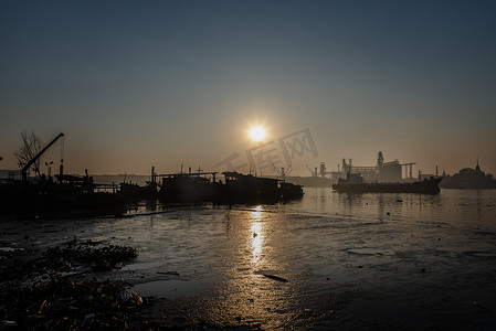 早上，中河中的货船和湄南河沿岸的工业工厂的美丽全景风景。
