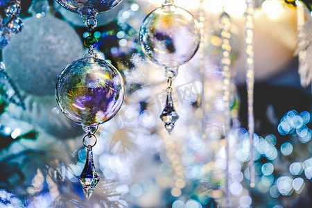 水晶球圣诞树装饰蓝色背景优雅特写