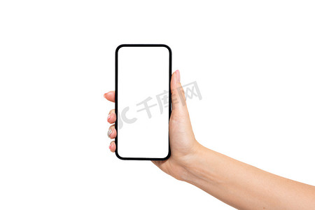 女人手拿着智能手机与孤立的白色背景上的空白屏幕。