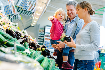 有小孩的家庭在超市买农产品很开心