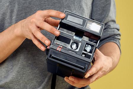 摄影机在男人专业设备爱好的手中 创意方法工作室裁剪视图