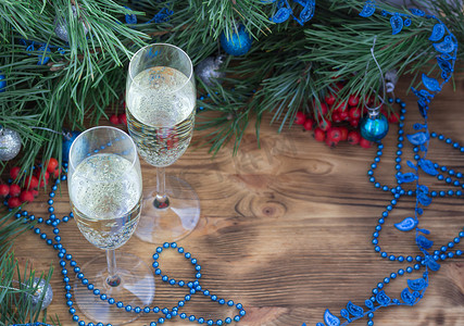 新年假期组合物、香槟、松树、装饰品