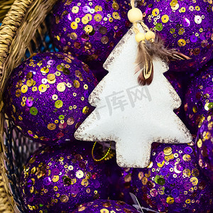 用于圣诞树装饰以及圣诞节和新年庆祝活动的各种装饰品和玩具
