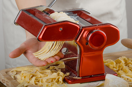 厨师制作面食-意大利面食研磨机
