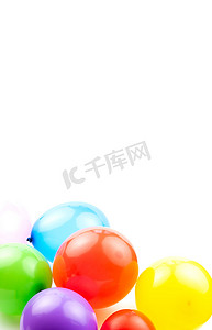 彩色生日气球在白色背景上隔离，并为您的文字留出空间