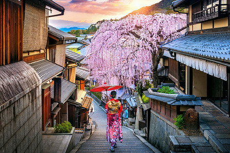 春天，穿着日本传统和服的妇女在日本京都历史悠久的东山区散步。